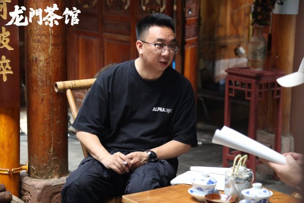 亚金配资 《龙门茶馆》导演唐少宇：抗战大后方，看到平民英雄的故事