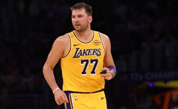 雅休配资 东契奇左手手指扭伤+左小腿挫伤 至少缺阵一周